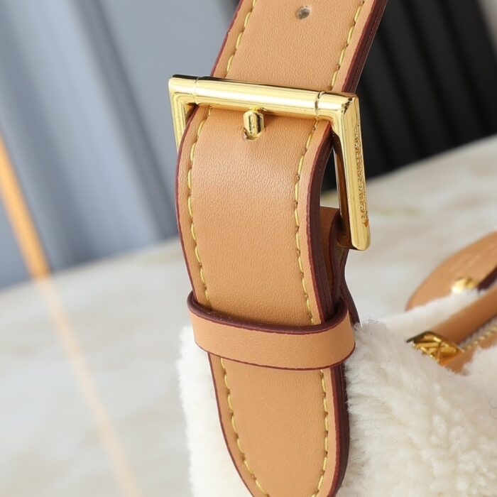 Louis Vuitton Hills Pochette Shearling White 18cm - Image 4