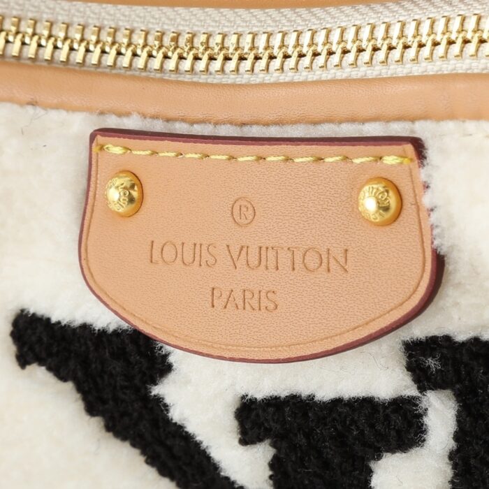 Louis Vuitton Hills Pochette Shearling White 18cm - Image 3