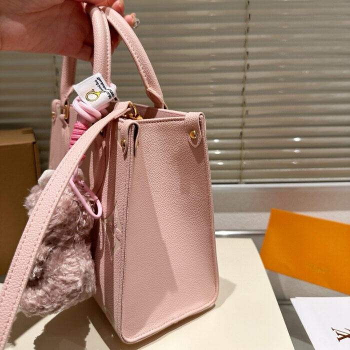 Louis Vuitton OnTheGo MM Light Pink 25Cm - Image 4