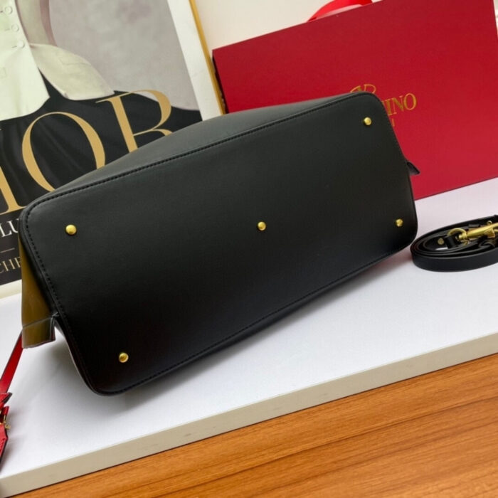 Valentino Garavani Large VLogo Escape Shopper Tote Black 41Cm - Image 4