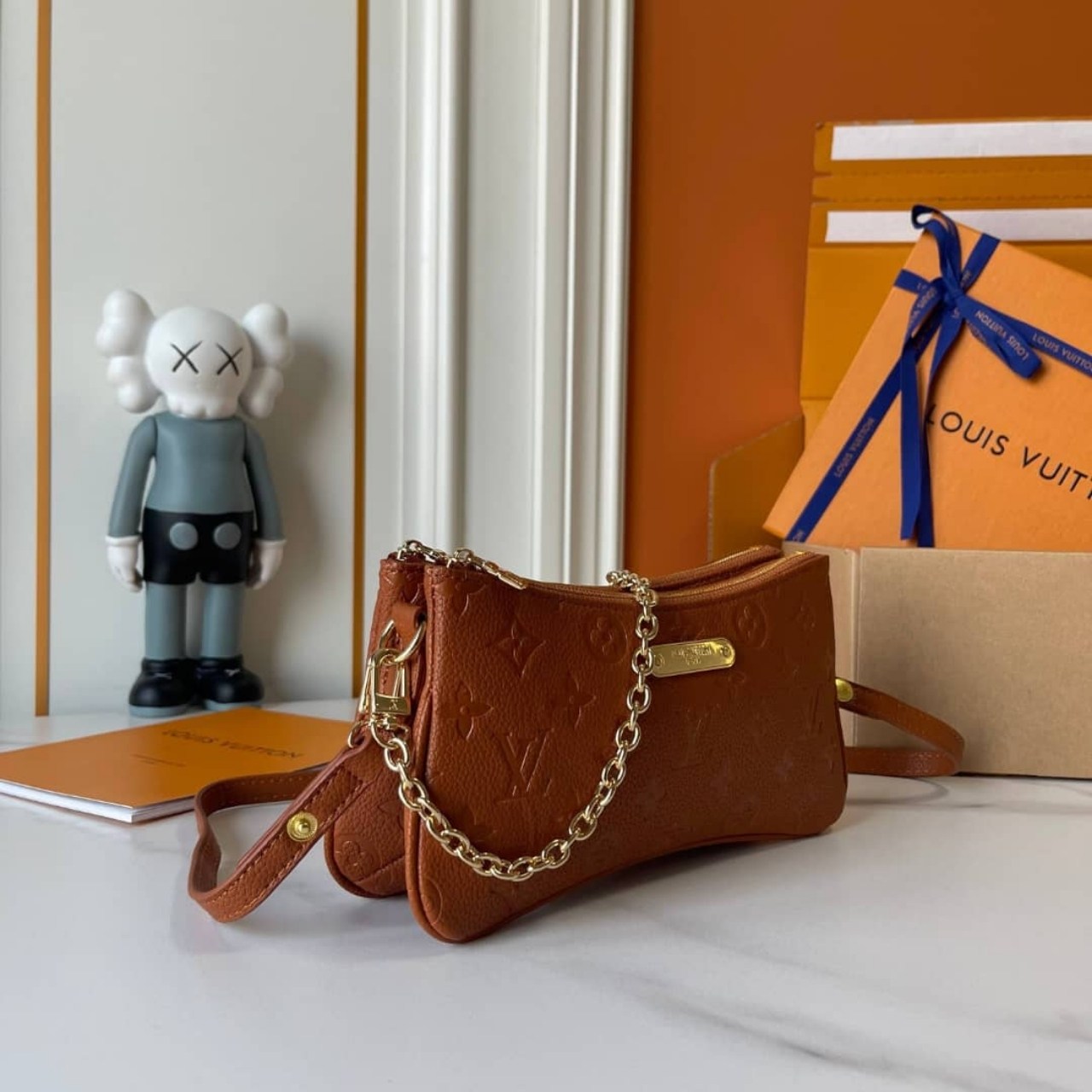 Louis Vuitton Liv Pochette Cognac Brown 26cm M11916 - Image 4