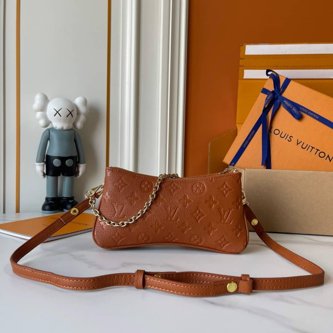 Louis Vuitton Liv Pochette Cognac Brown 26cm M11916 - Image 6