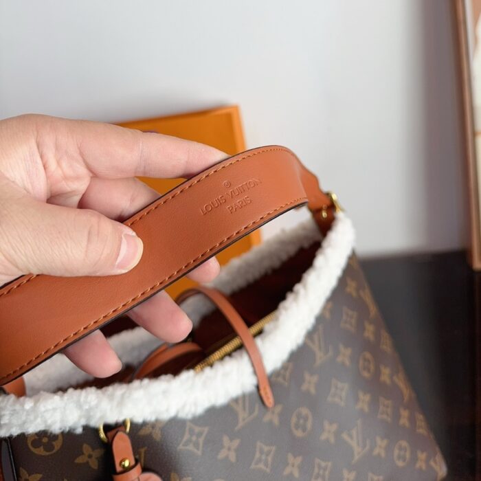 Louis Vuitton Carryall PM Bag With Fur Monogram 29cm - Image 5