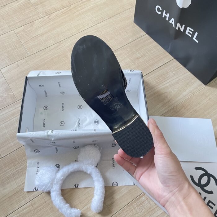 Chanel Patent Quilted CC Slides Black - Image 4