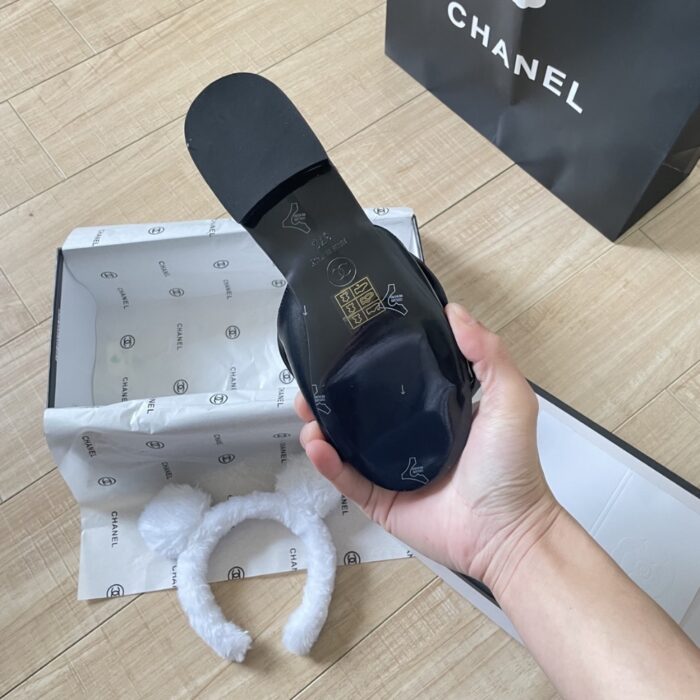 Chanel Bow Embellished Slides In Black - Image 2