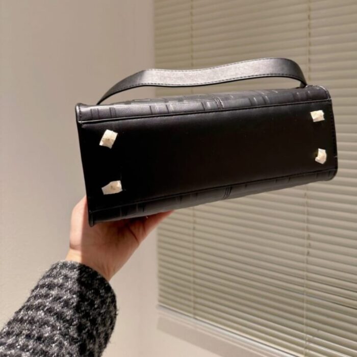 Fendi Peekaboo Bag Black 30cm - Image 5