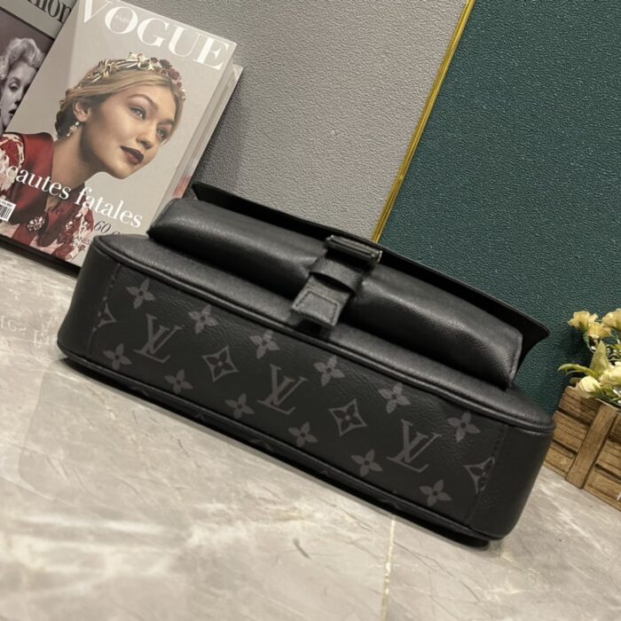 Louis Vuitton Taigarama Messenger Bag Black 29cm M30746 - Image 5