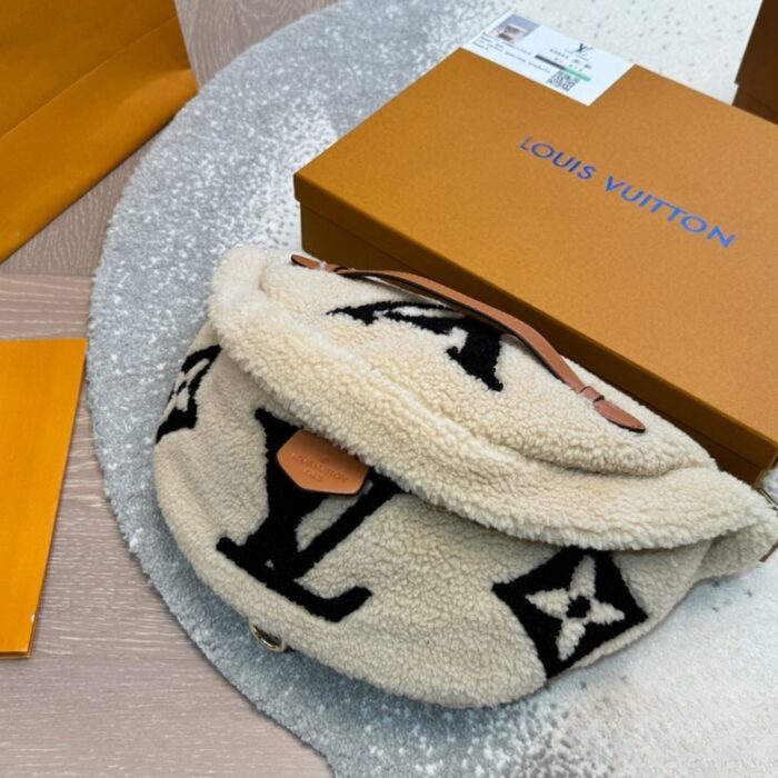 Louis Vuitton Bumbag Monogram Teddy Fleece White 30cm - Image 2