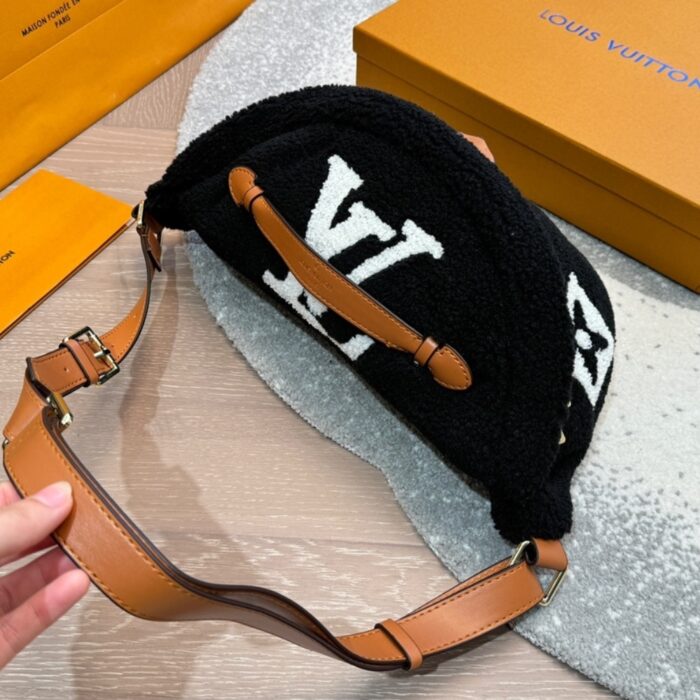 Louis Vuitton Bumbag Monogram Teddy Fleece Black 30cm - Image 7