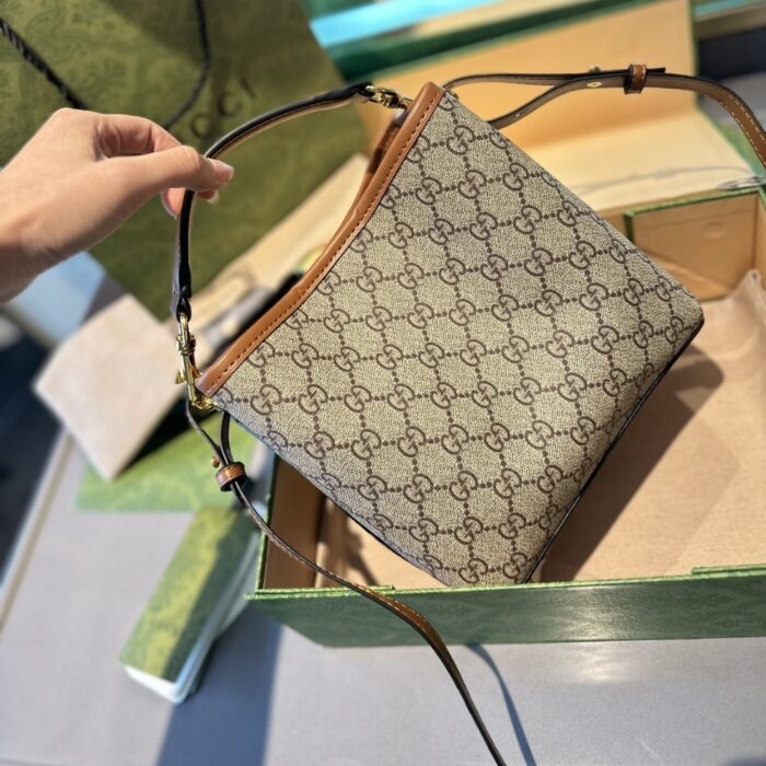 Gucci GG Emblem Mini Bucket Bag Beige 21cm ‎815118 FAD6L 9758 - Image 2