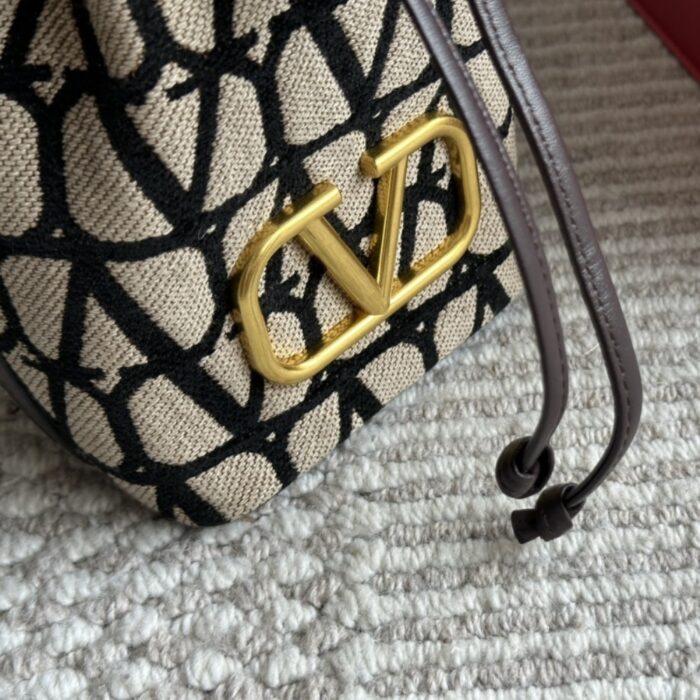 Valentino Mini Vlogo Signature Bucket Bag In Toile Iconographe Brown 22cm - Image 5