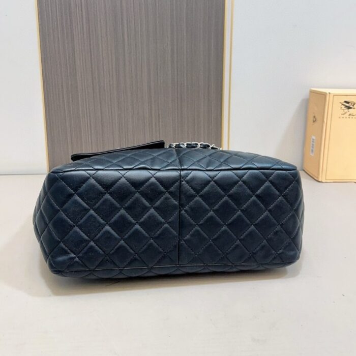 Chanel Large Zipped Shopping Bag Black 32 cm - Image 4