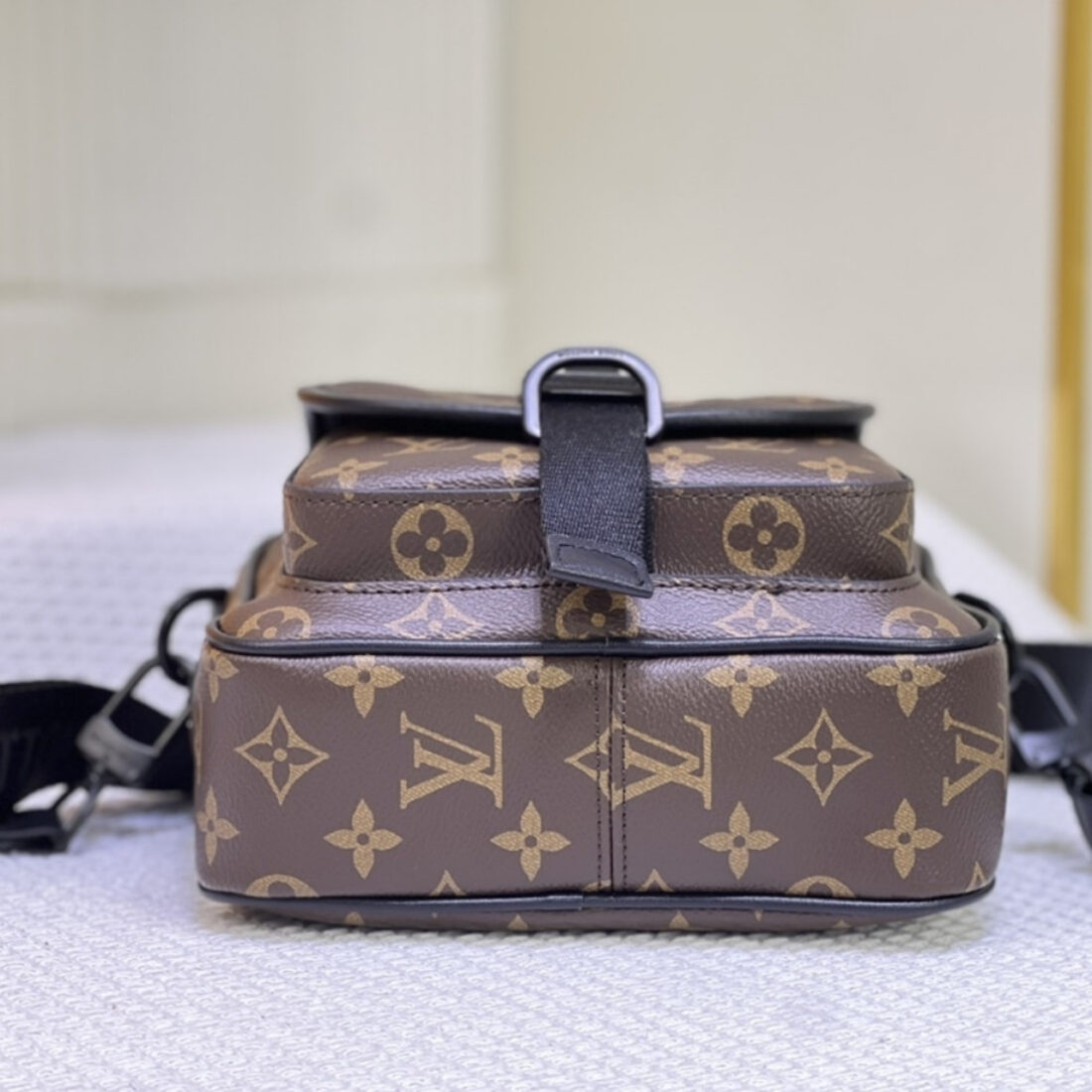 Louis Vuitton Quest Messenger Brown 18cm - Image 4