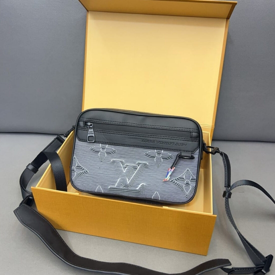 Louis Vuitton Expandable Messenger Bag Black 25cm M55698 - Image 2