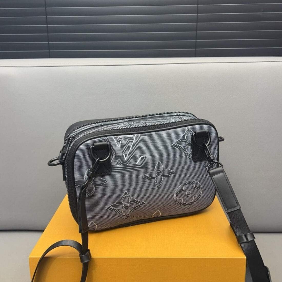 Louis Vuitton Expandable Messenger Bag Black 25cm M55698 - Image 3