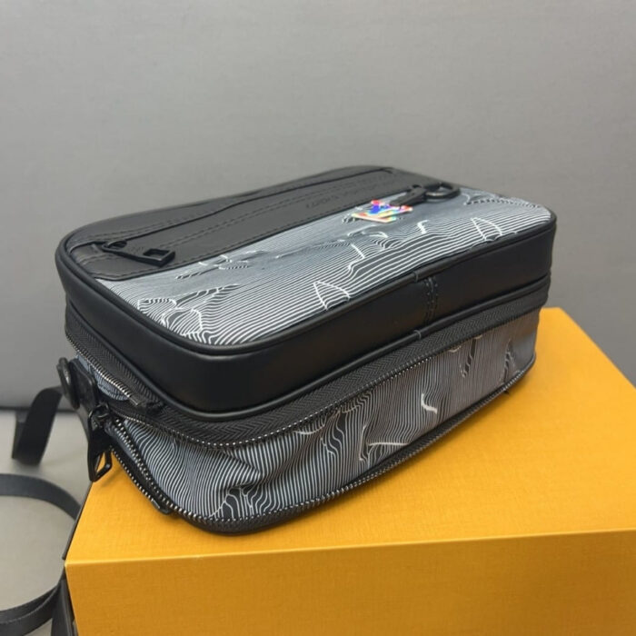 Louis Vuitton Expandable Messenger Bag Black 25cm M55698 - Image 5
