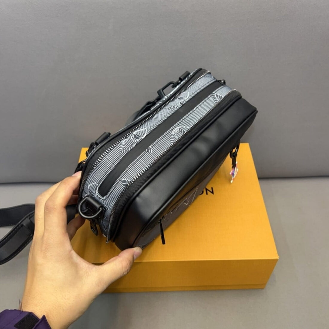 Louis Vuitton Expandable Messenger Bag Black 25cm M55698 - Image 7