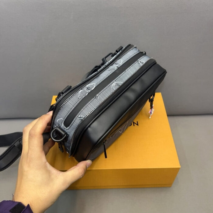Louis Vuitton Expandable Messenger Bag Black 25cm M55698 - Image 7