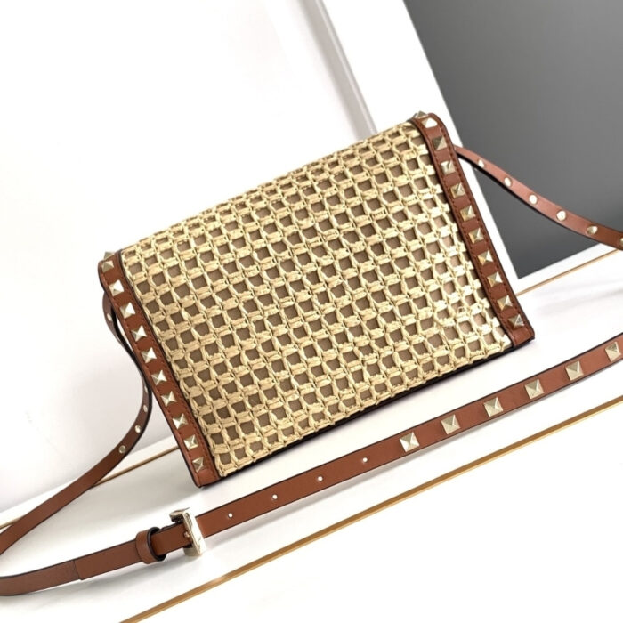 Valentino Garavani Rockstud Small Raffia Shoulder Bag Natural 22Cm - Image 3