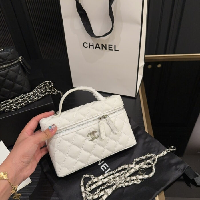 Chanel 25C Matelasse Vanity White 19cm - Image 3
