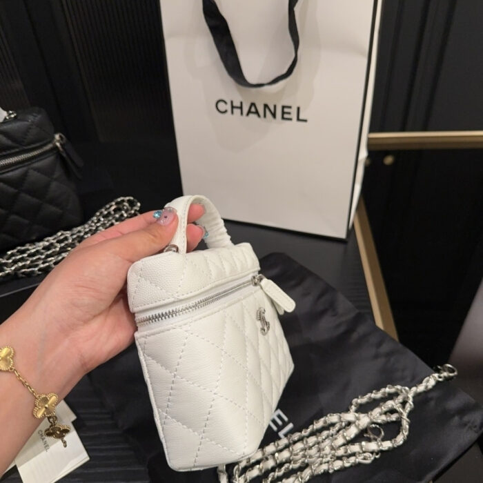 Chanel 25C Matelasse Vanity White 19cm - Image 5