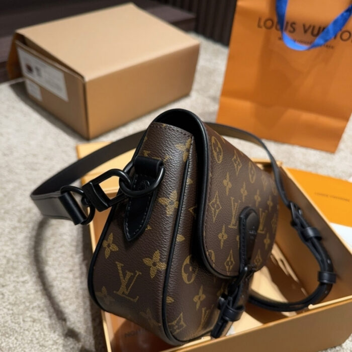 Louis Vuitton Montsouris Messenger PM​ Monogram Eclipse Canvas Brown 19Cm M47060 - Image 4