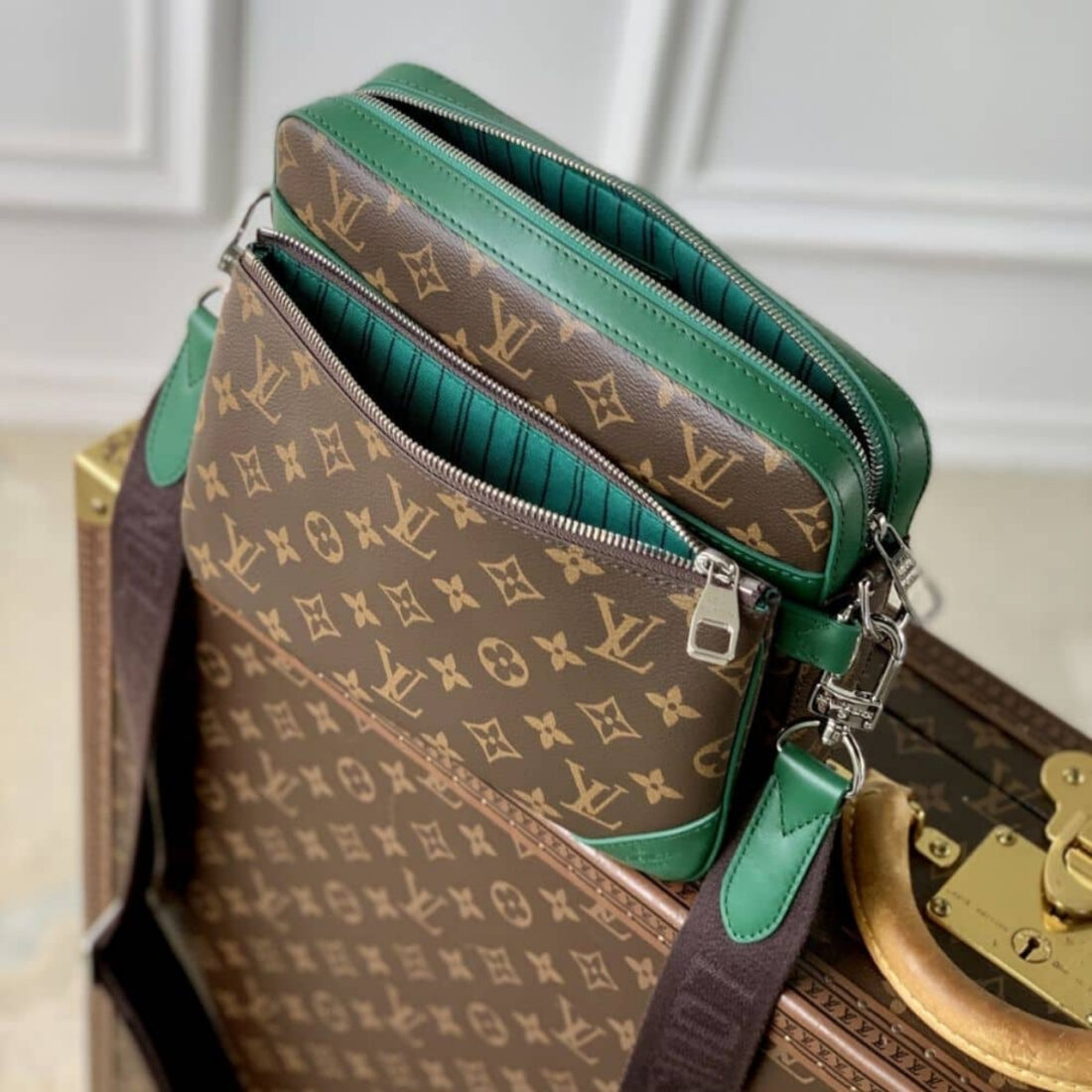 Louis Vuitton Trio Messenger Bag Green 25 cm - Image 2