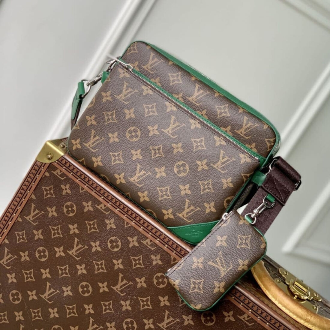 Louis Vuitton Trio Messenger Bag Green 25 cm - Image 3