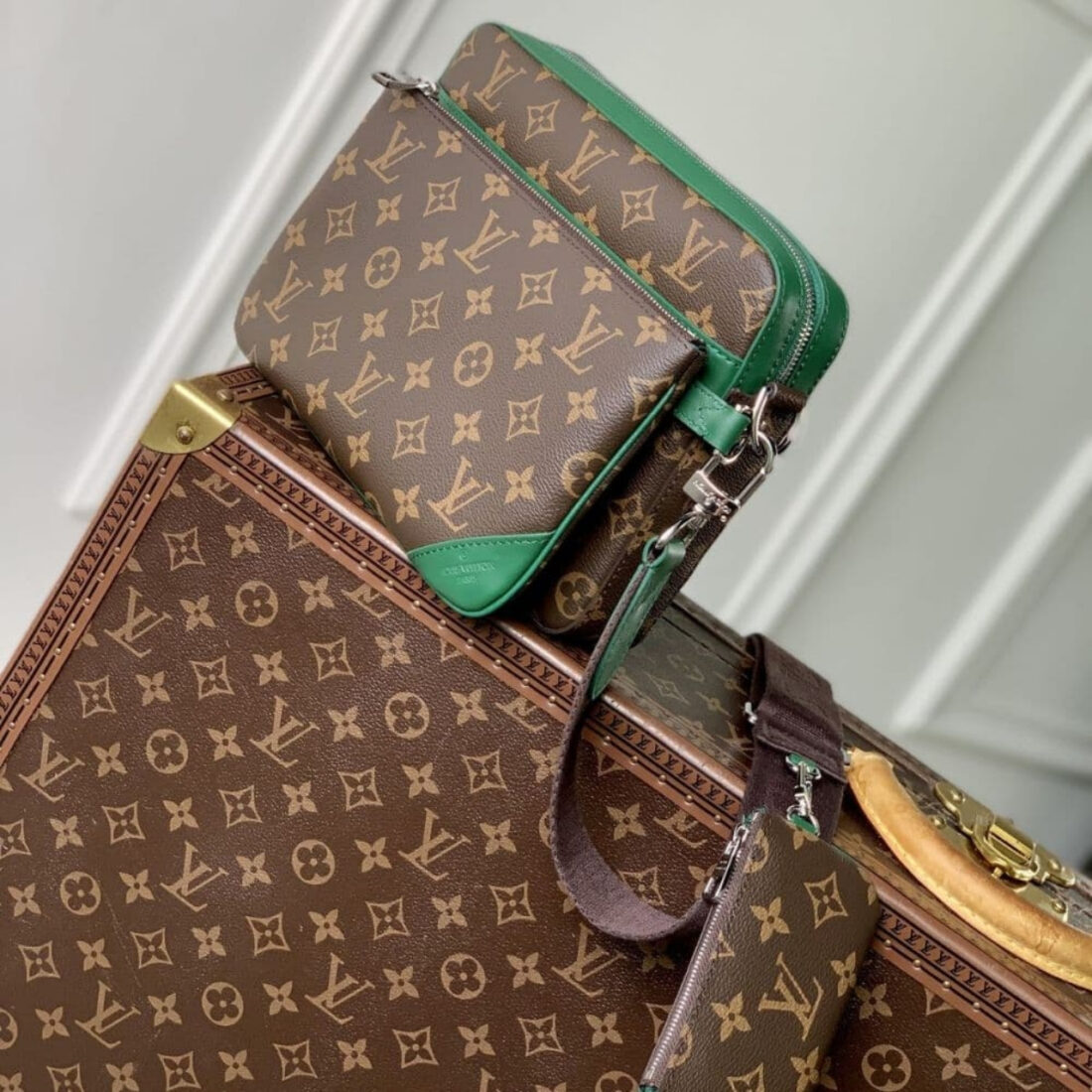 Louis Vuitton Trio Messenger Bag Green 25 cm - Image 5