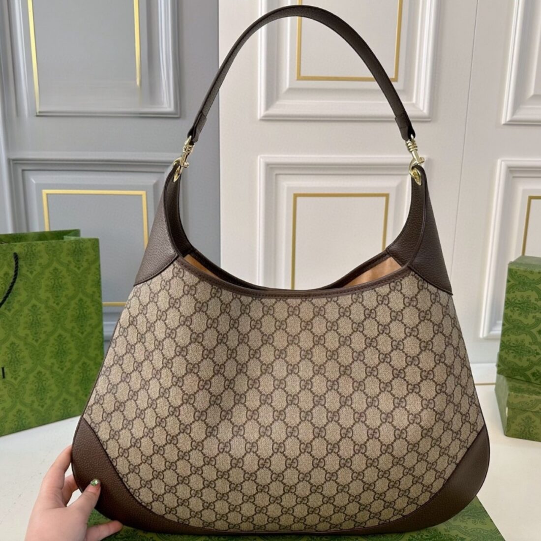 Gucci B Maxi Shoulder Bag Beige And Dark Grey 50Cm - Image 5