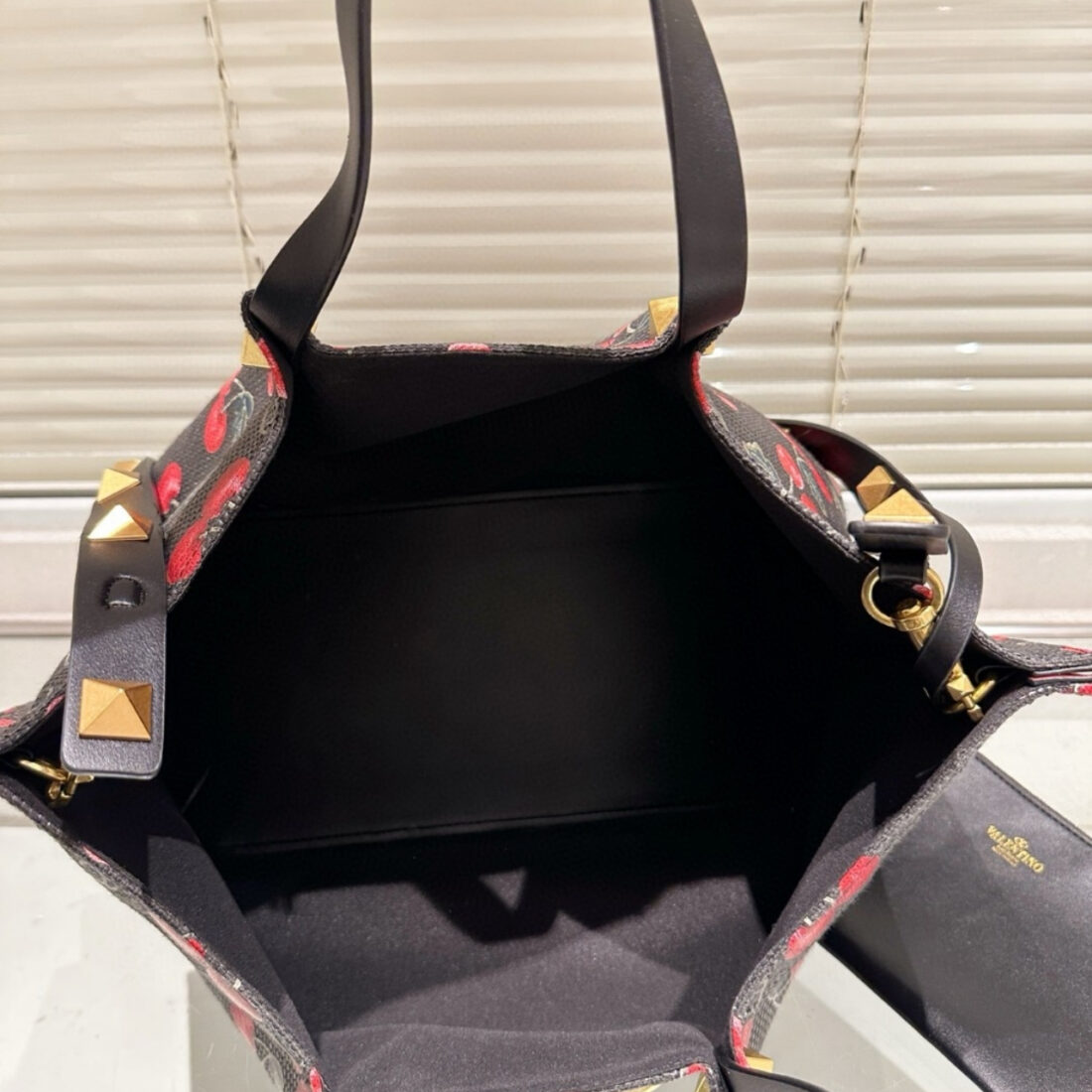 Valentino Garavani VLogo Signature Cherryfic Motif Bag Black 26Cm - Image 4