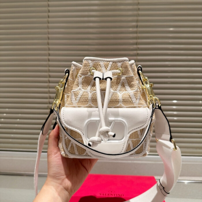 Valentino Vlogo Raffia Bucket Bag Beige 18Cm - Image 3