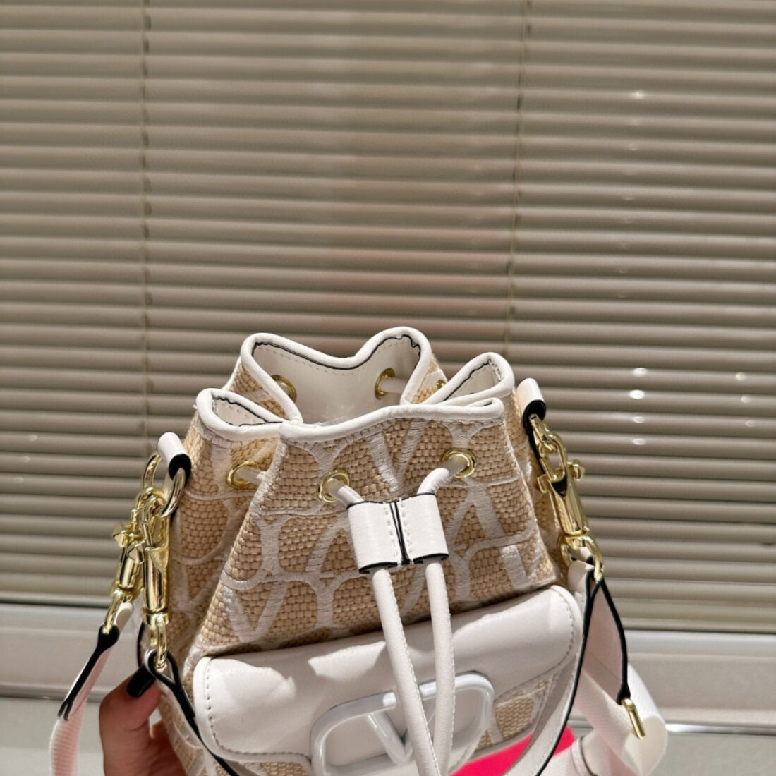 Valentino Vlogo Raffia Bucket Bag Beige 18Cm - Image 4