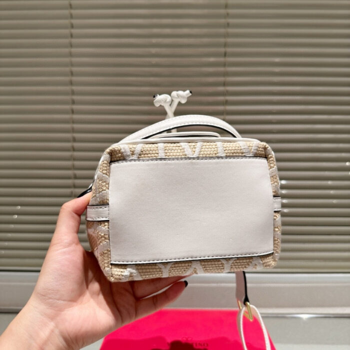 Valentino Vlogo Raffia Bucket Bag Beige 18Cm - Image 7