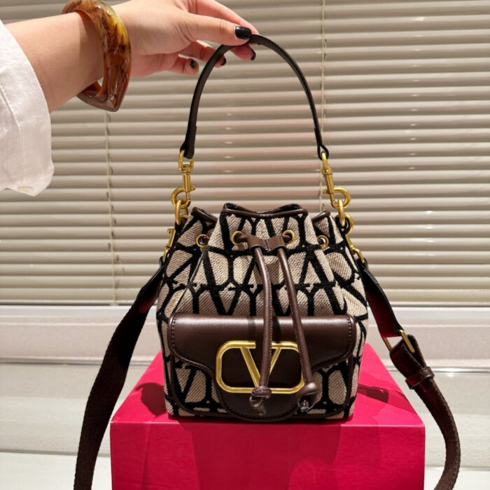 Valentino Vlogo Raffia Bucket Bag Black 18Cm - Image 2
