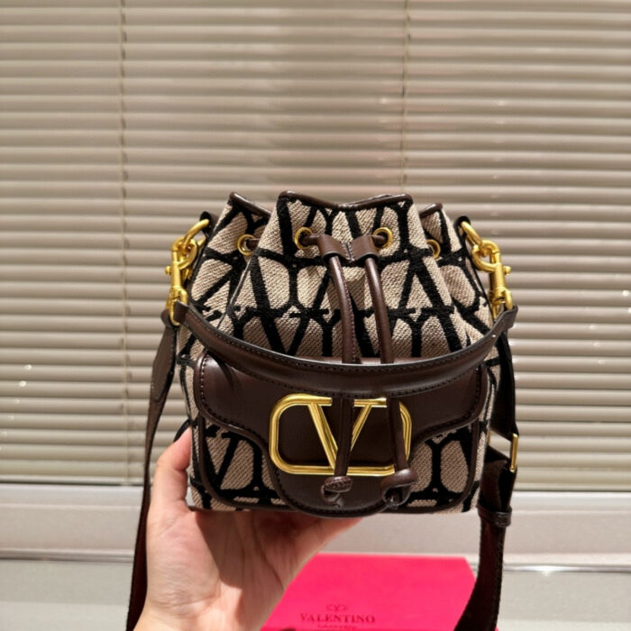 Valentino Vlogo Raffia Bucket Bag Black 18Cm - Image 3