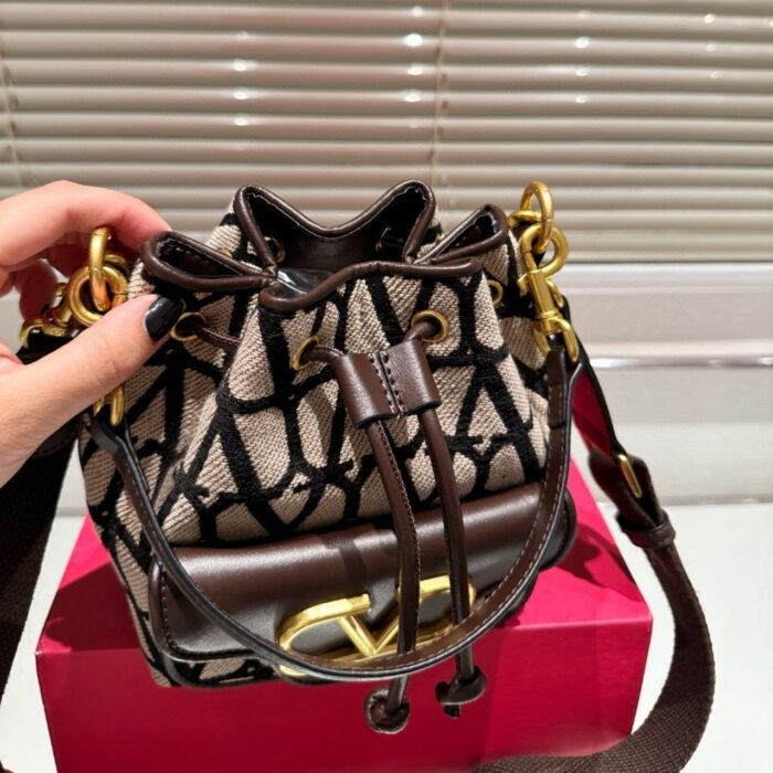 Valentino Vlogo Raffia Bucket Bag Black 18Cm - Image 4