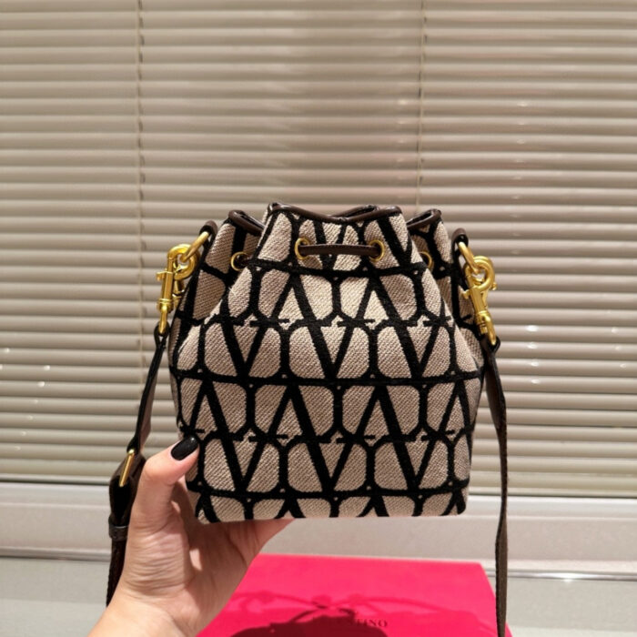 Valentino Vlogo Raffia Bucket Bag Black 18Cm - Image 5
