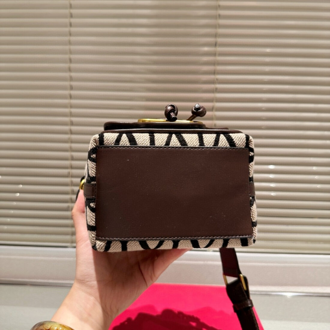 Valentino Vlogo Raffia Bucket Bag Black 18Cm - Image 6