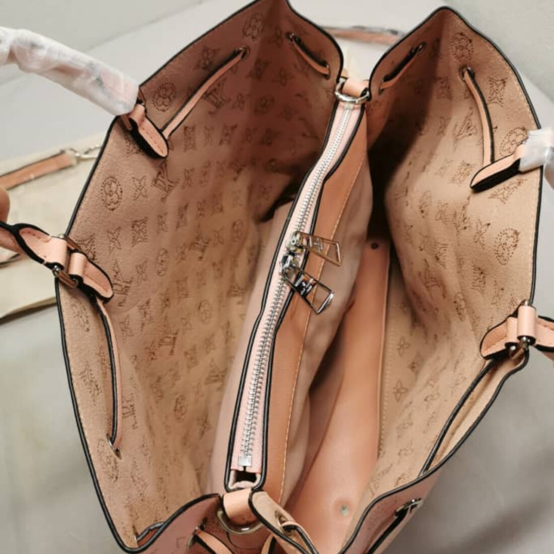 Louis Vuitton Bella Tote Mahina Arizona Brown 32Cm M59655 - Image 4