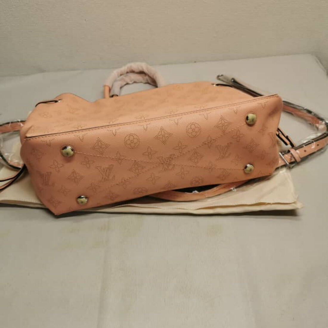 Louis Vuitton Bella Tote Mahina Arizona Brown 32Cm M59655 - Image 5