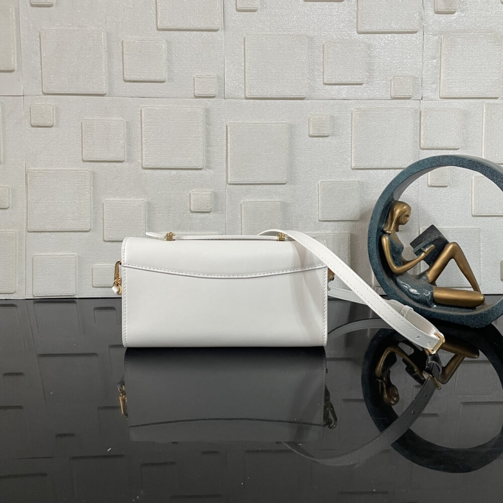 Super Vip 1:1 – Louis Vuitton Wallet On Chain Capucines Snow 23Cm M12265 - Image 4