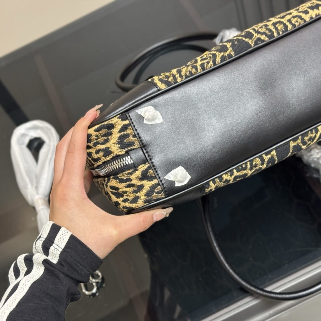Celine Leopard Print Canvas Tote Bag 32Cm - Image 7