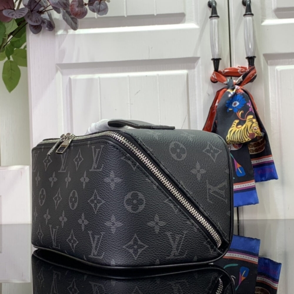 Super Vip 1:1 – Louis Vuitton Toiletry Bag Monogram Eclipse Canvas Black 24Cm M11508 - Image 3