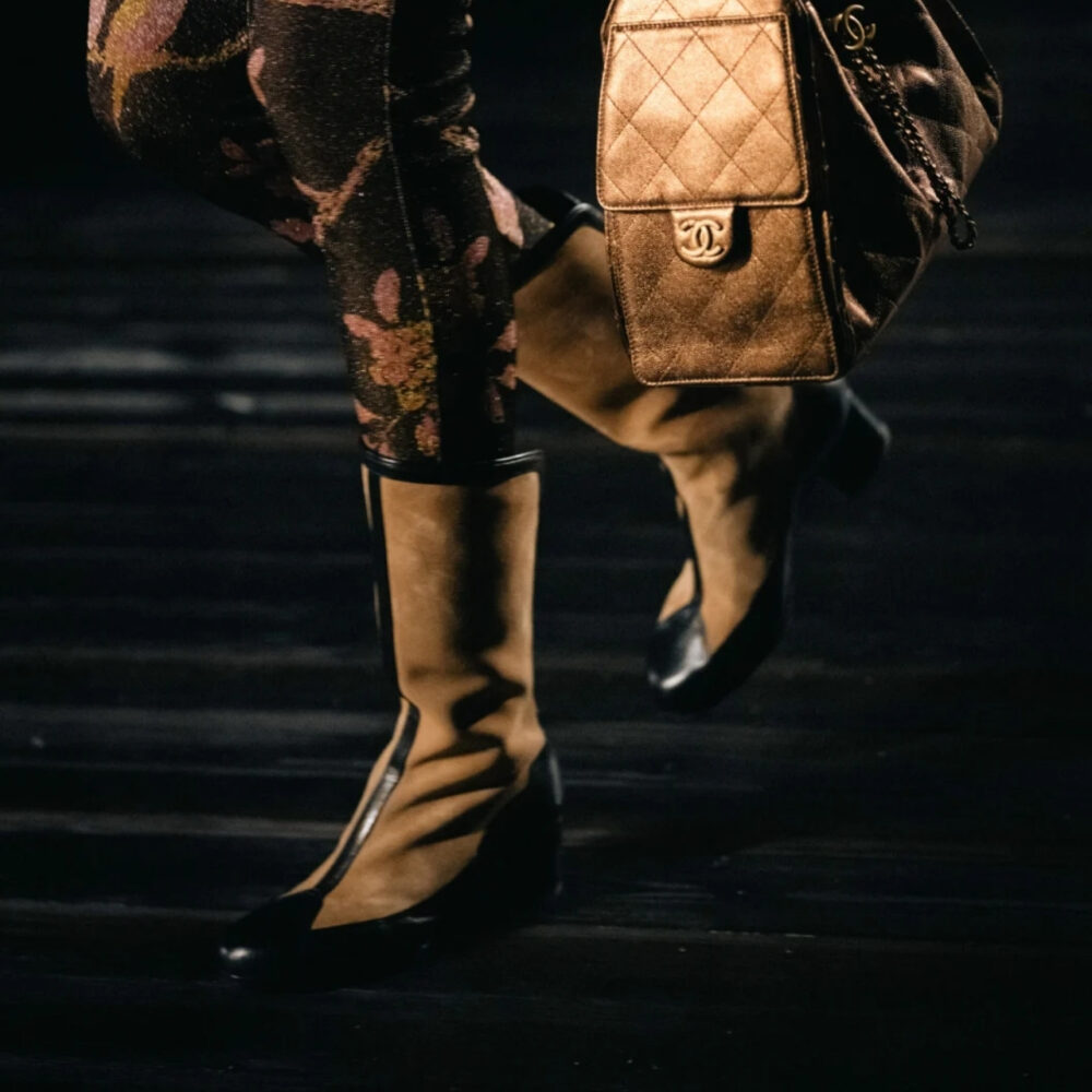 Chanel Métiers Dart High Boots Beige And Black G46591 B21103 U2030 - Image 7
