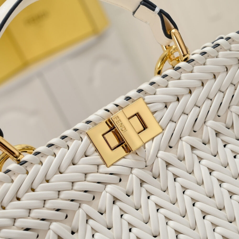 Fendi Peekaboo Iseeu Bag White 27Cm - Image 4