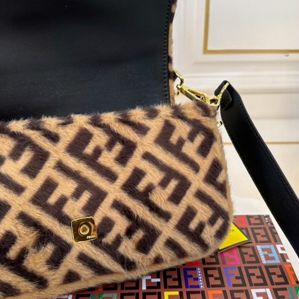 Fendi Baguette Bag Brown 26Cm - Image 4