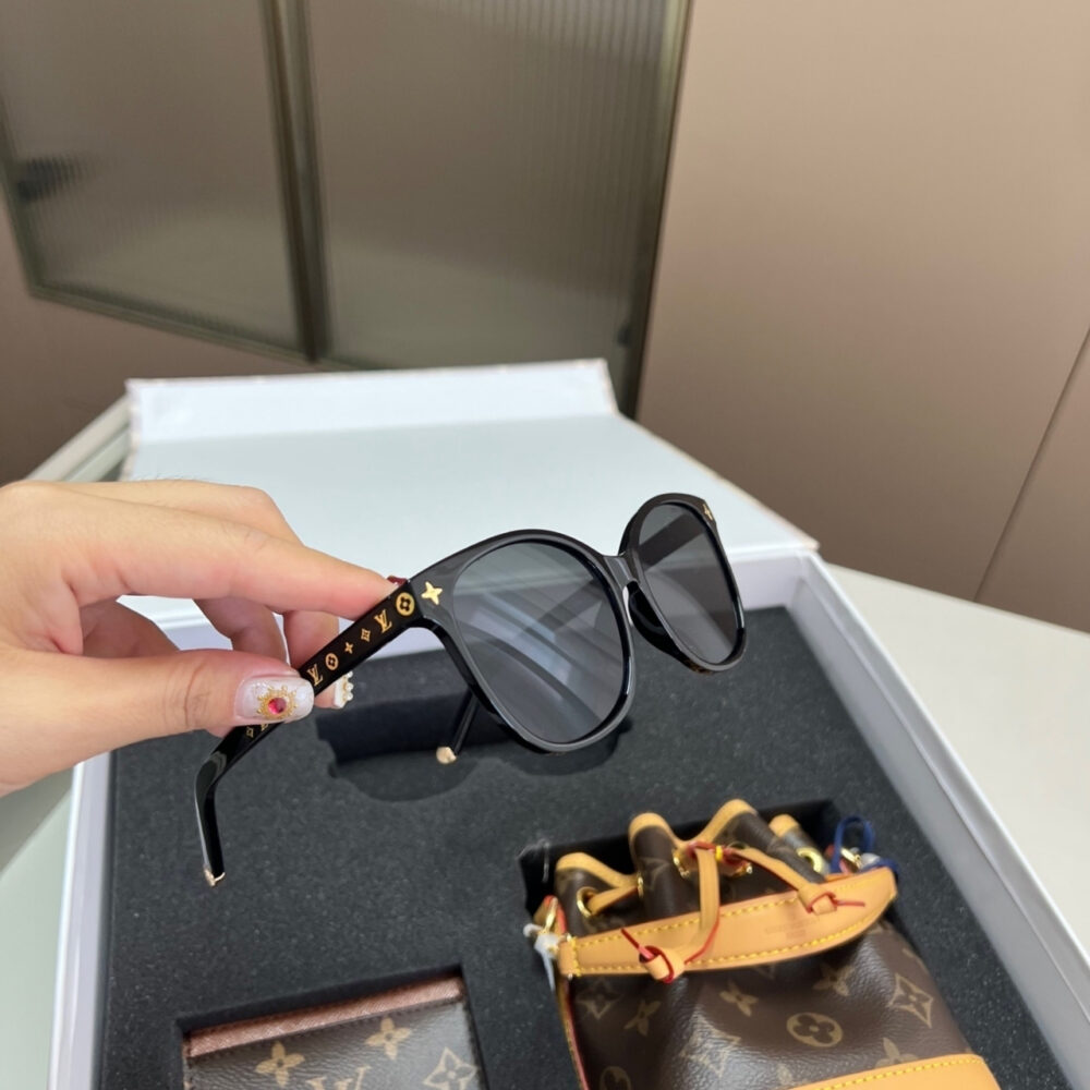 Gift set: Louis Vuitton Nano Noé Bag Monogram Brown 16Cm M81266 - Image 7