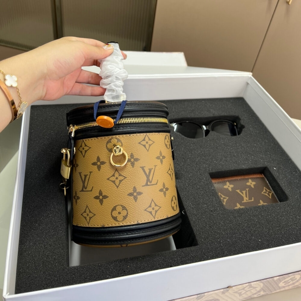 Gift set: Louis Vuitton Cannes Bag Monogram And Black 15Cm M43986 - Image 3