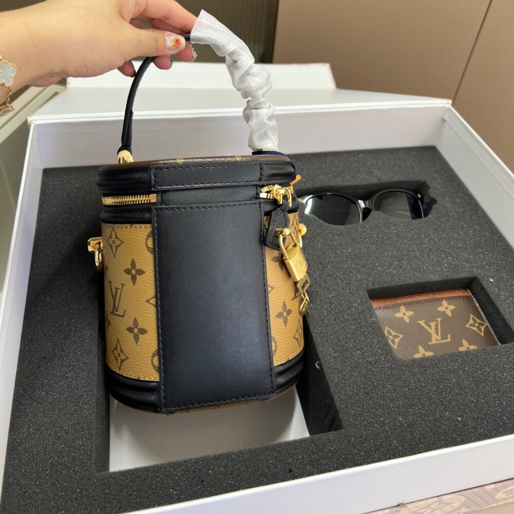 Gift set: Louis Vuitton Cannes Bag Monogram And Black 15Cm M43986 - Image 4